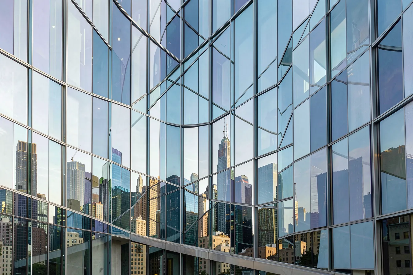 Architectural facade with responsive electrochromic smart glass panels